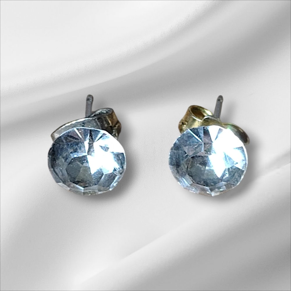LAVENDER PURPLE STAR STUD EARRINGS AND ROUND CUT CRYSTAL STUD EARRINGS SET - Picture 5 of 7
